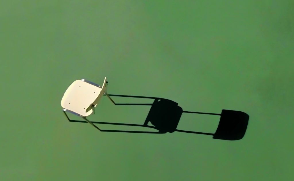 Una silla en espera: la metáfora visual con la que AVAST acoge a cada nueva familia.